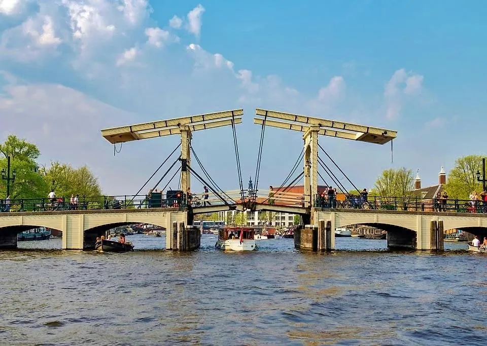 Motorjacht At Ease Hotel Amsterdam