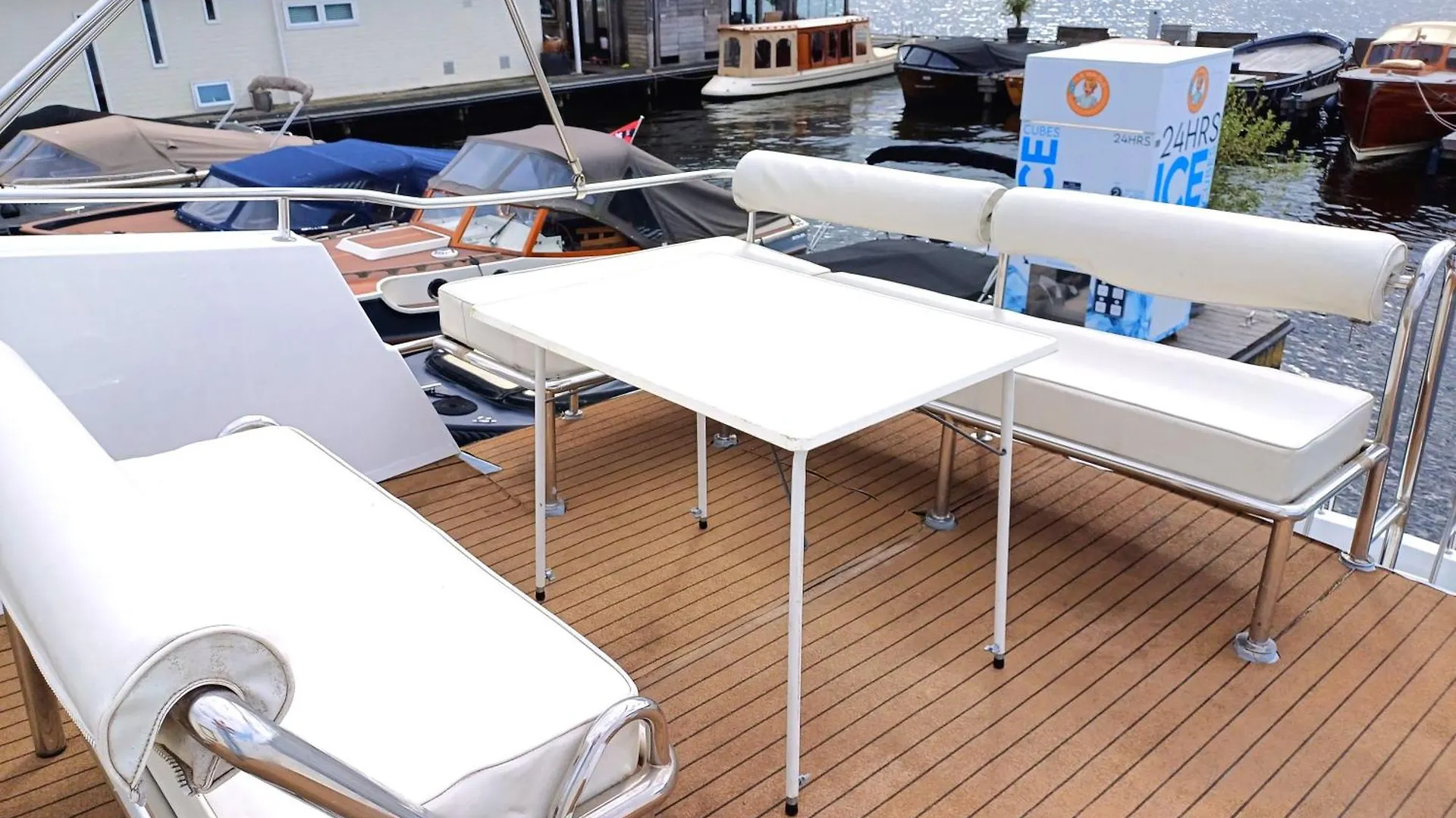 Motorjacht At Ease Hotel Amsterdam Botel